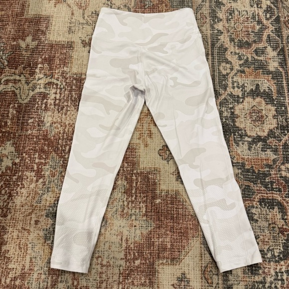 Lilybod High Rise 7/8 White Camo Leggings, Size Small - Picture 2 of 3
